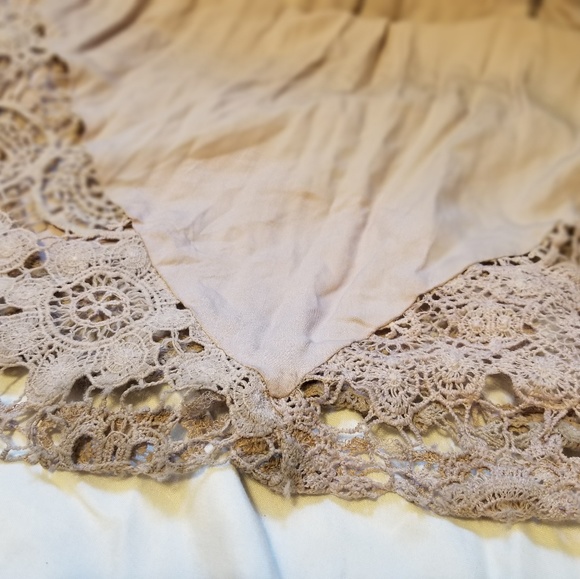 Floor length light purple lace gown - Picture 5 of 7